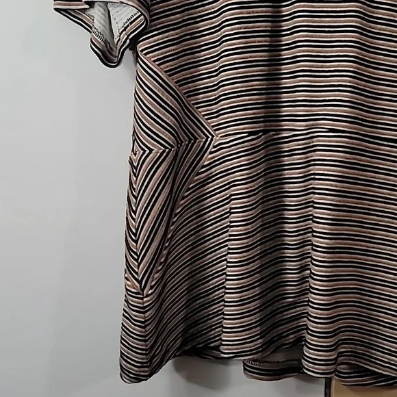Woman's Talbots 1X Short Sleeve Top, Zipper in Back, Preloved Tan Black pinstrip - Picture 4 of 13